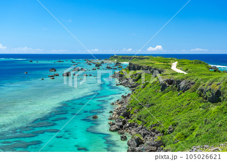 沖縄県宮古島　夏の東平安名崎 105026621