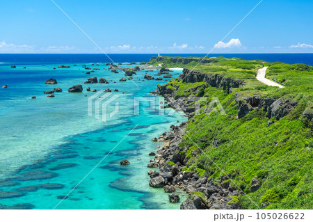 沖縄県宮古島　夏の東平安名崎 105026622