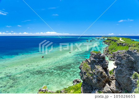 沖縄県宮古島　夏の東平安名崎 105026655