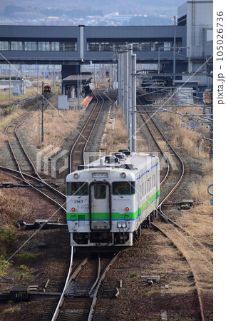 新函館北斗駅に到着するキハ40単行の普通列車(後追い) 新函館北斗駅に到着するキハ40単行の普通列車(後追い) 105026736