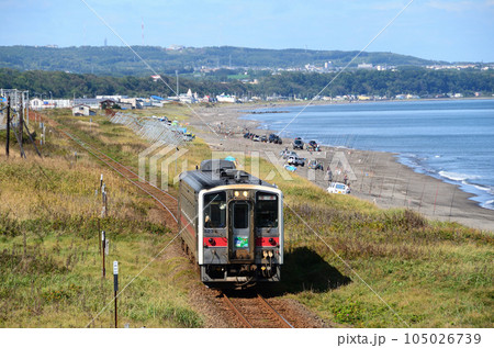 釣り人で賑わうオホーツクの海岸線沿いを行く快速「しれとこ摩周号」 105026739