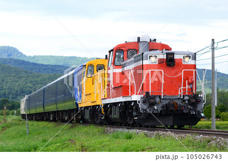 原色のDE15を先頭に快走する「THE ROYAL EXPRESS」 105026743
