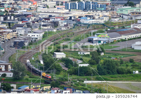 近文駅をバックに滝川駅へ向けて回送される「THE ROYAL EXPRESS」 近文駅をバックに滝川駅へ向けて回送される「THE ROYAL EXPRESS」 105026744