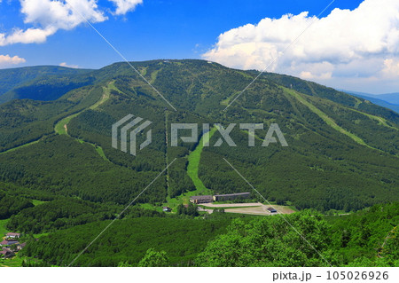【長野県】晴天の志賀高原の焼額山 【長野県】晴天の志賀高原の焼額山 105026926