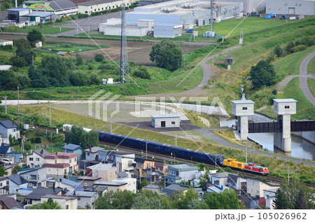石狩川との合流地点近くのウッペツ川沿いを行く「THE ROYAL EXPRESS」(回送列車) 石狩川との合流地点近くのウッペツ川沿いを行く「THE ROYAL EXPRESS」(回送列車) 105026962
