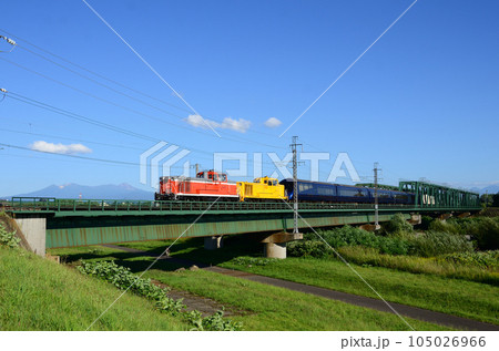 遠く大雪山系を望みながら第二石狩川橋梁を渡る「THE ROYAL EXPRESS」（回送列車） 105026966
