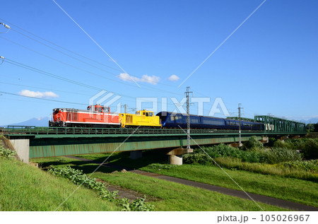 陽射しを満遍なく浴びて快走する「THE ROYAL EXPRESS」（回送列車） 105026967