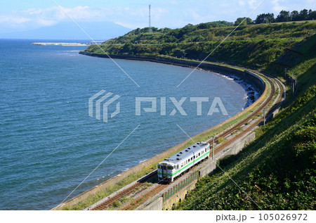 内浦湾沿いをのんびりと走るキハ40の普通列車 内浦湾沿いをのんびりと走るキハ40の普通列車 105026972