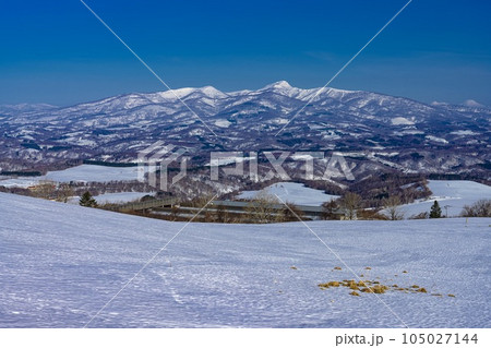北海道・豊浦町 雪原と冬の昆布岳の風景 105027144