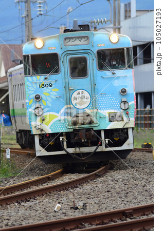 一般のキハ40に交じりローカル輸送に当たる「海の恵み」ラッピング車 一般のキハ40に交じりローカル輸送に当たる「海の恵み」ラッピング車 105027193