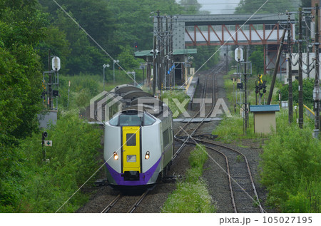 十勝清水駅の2番線を発車する特急「とかち」 105027195