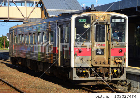 知床斜里駅に停車する釧網本線のキハ54ラッピング車 知床斜里駅に停車する釧網本線のキハ54ラッピング車 105027484