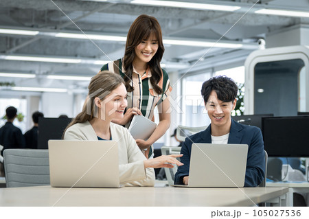 グローバルビジネス ミーティング イメージ グローバルビジネス ミーティング イメージ 105027536