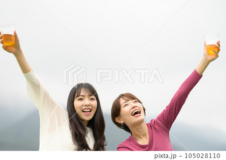 アウトドアで乾杯する二人の女性 アウトドアで乾杯する二人の女性 105028110