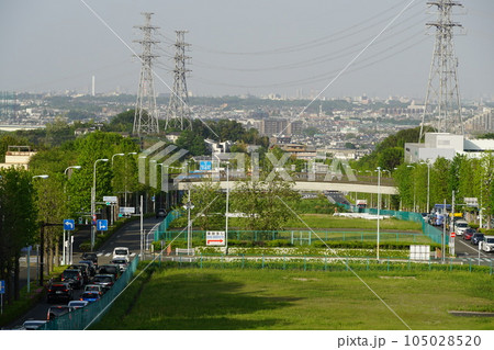 稲城中央公園クジラ橋から見た南多摩尾根幹線道路と調布方面遠望 105028520