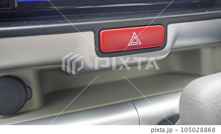 運転席に設置された非常点滅表示灯のボタン 105028868