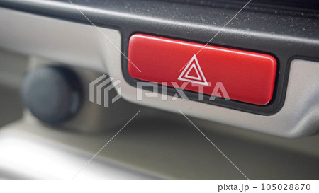 運転席に設置された非常点滅表示灯のボタン 105028870