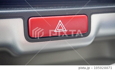 運転席に設置された非常点滅表示灯のボタン 運転席に設置された非常点滅表示灯のボタン 105028871