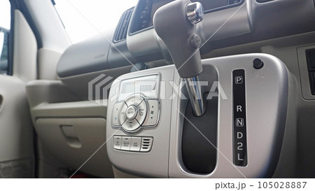 シフトレバーとエアコン操作パネル 105028887