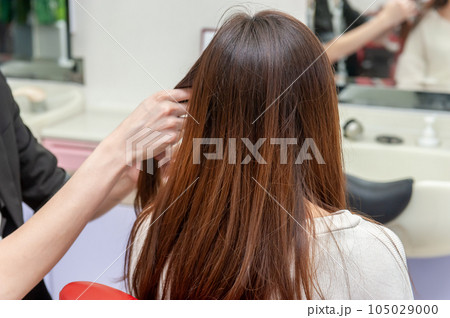 美容室でのスタイリング&ヘアケア 女性の美しい髪 美容室でのスタイリング&ヘアケア 女性の美しい髪 105029000