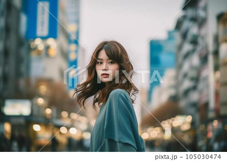 振り返り美人 105030474