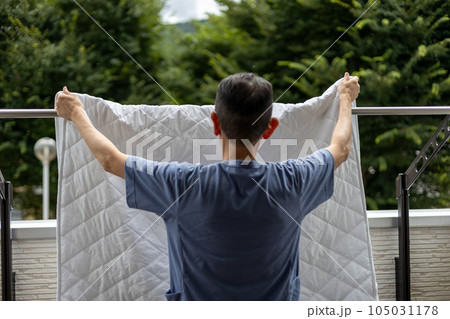洗濯物を干している中高年男性 洗濯物を干している中高年男性 105031178