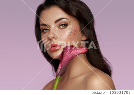 Beautiful young woman with a calla flower 105031705