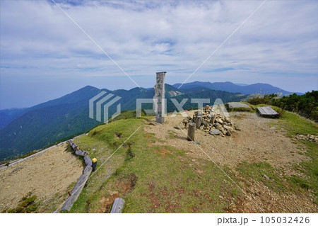 ドンデン山の山頂標識と佐渡島北部の山脈 105032426
