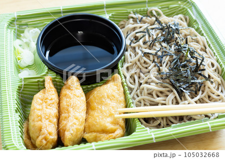 夏の風物詩冷たいざる蕎麦と稲荷寿司のセット 105032668