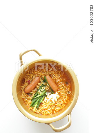 アルマイト鍋で作る韓国ラーメン アルマイト鍋で作る韓国ラーメン 105032782