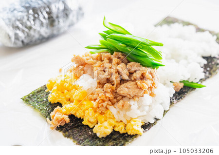 おにぎらず　鶏そぼろおにぎり 105033206