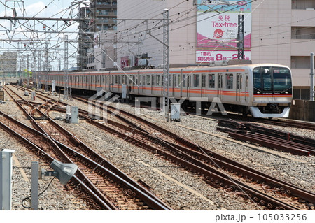妙典駅に入線する東葉高速鉄道2000系電車 妙典駅に入線する東葉高速鉄道2000系電車 105033256