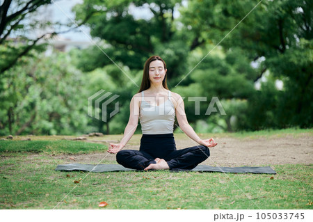 屋外でヨガをする女性 屋外でヨガをする女性 105033745