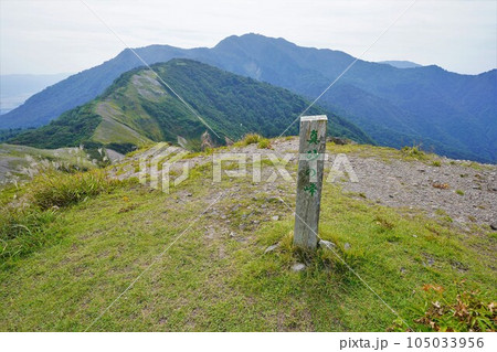 真砂の峰の山頂標識と金北山 真砂の峰の山頂標識と金北山 105033956