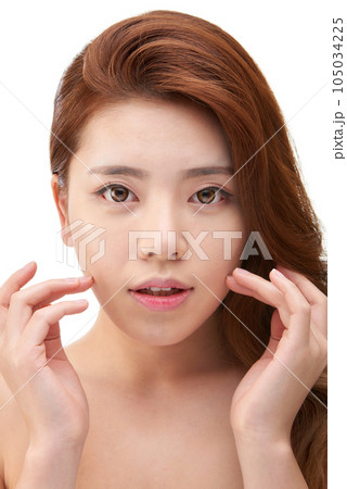 Beauty, a clean-skinned young woman 105034225