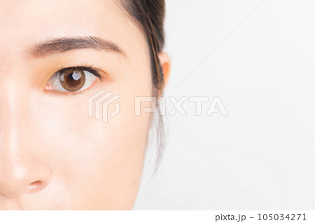 Close up of beauty asian woman eye on white background. Eyes health care concept. 105034271