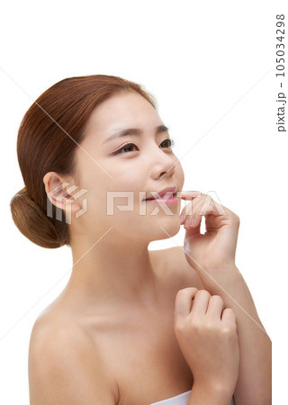 Beauty, a clean-skinned young woman 105034298