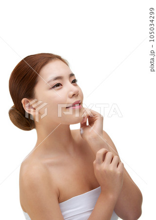 Beauty, a clean-skinned young woman 105034299
