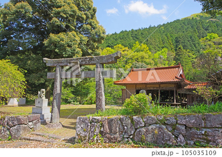 福岡県豊前市の轟フジ農村公園傍にある貴船神社 福岡県豊前市の轟フジ農村公園傍にある貴船神社 105035109