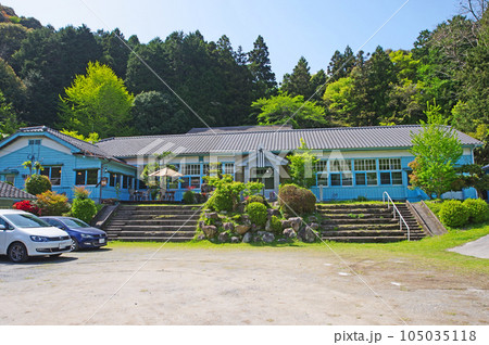 福岡県豊前市の里山にある旧上川底小学校もみじ学舎 105035118