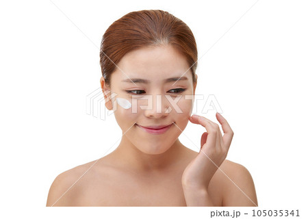 beautiful young woman with clean skin and moisturizing cream 105035341