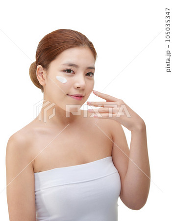 beautiful young woman with clean skin and moisturizing cream 105035347