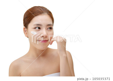 beautiful young woman with clean skin and moisturizing cream 105035371
