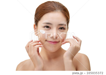 beautiful young woman with clean skin and moisturizing cream 105035372