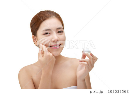 beautiful young woman with clean skin and moisturizing cream 105035568