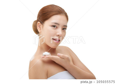 beautiful young woman with clean skin and moisturizing cream 105035575