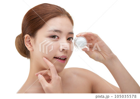 beautiful young woman with clean skin and moisturizing cream 105035578