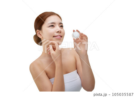 beautiful young woman with clean skin and moisturizing cream 105035587