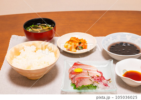 お家で食べるお刺身定食。質素でとても健康的なメニューです。 お家で食べるお刺身定食。質素でとても健康的なメニューです。 105036025