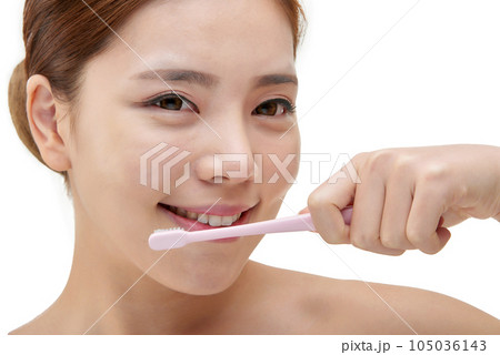 beautiful woman with toothbrush 105036143